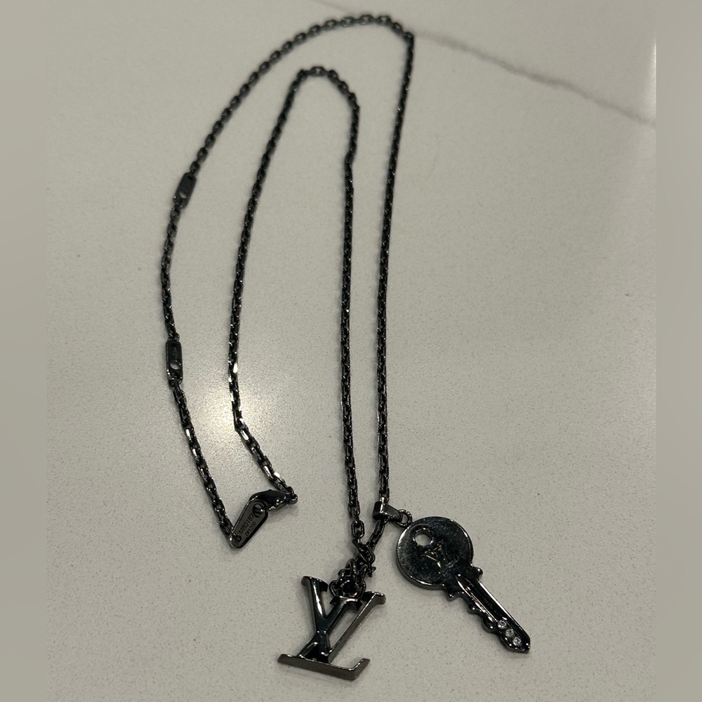 Louis Vuitton UNISEXY Gunmetal Logo Key Necklace - Picture 8 of 11